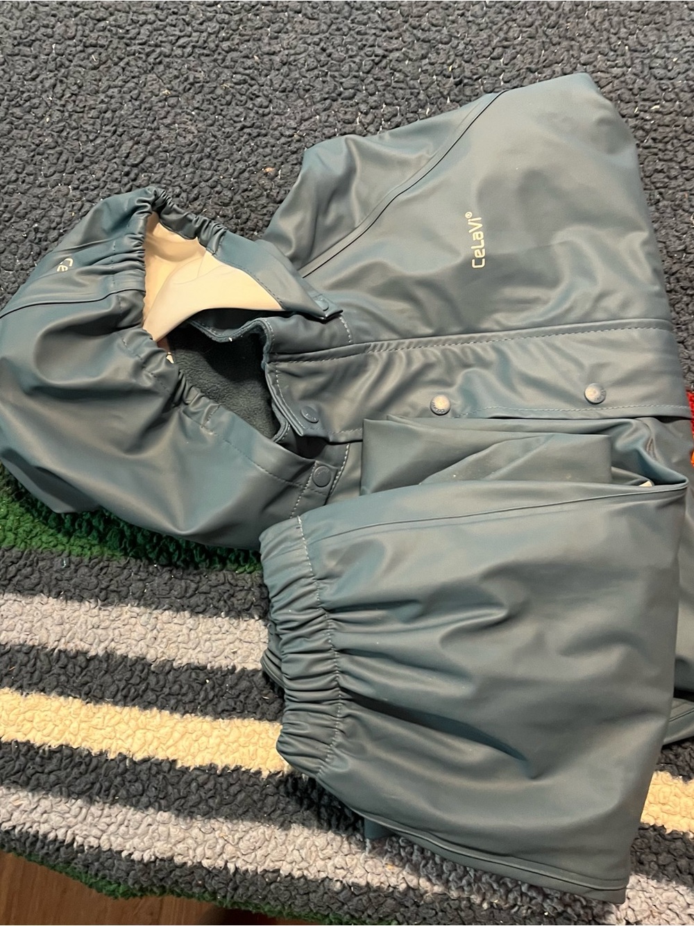 Kids Waterproof 2 pc Rain-Suit size 110 (5 US)